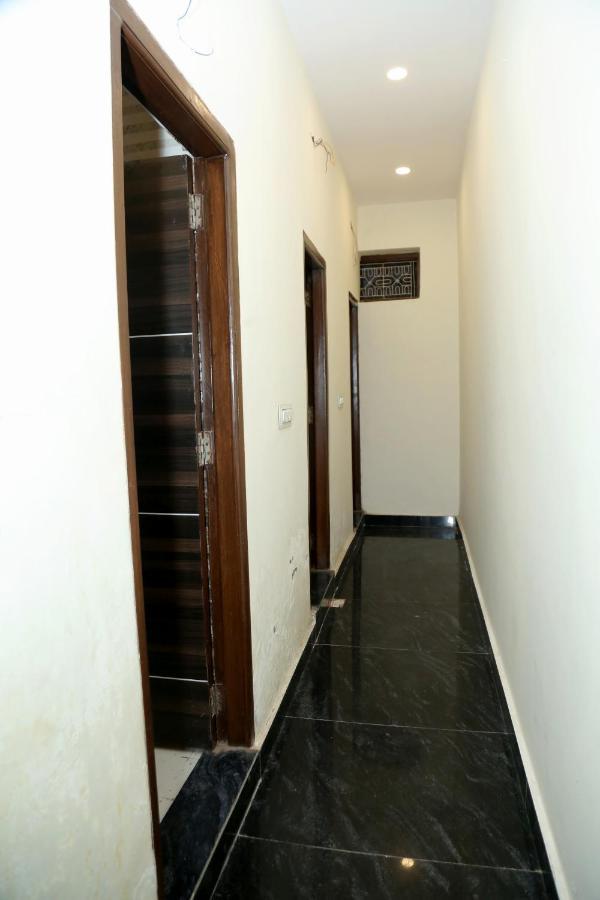 The Charlie'S Hostel New Delhi Eksteriør billede